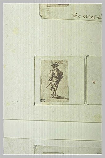 Homme de trois quarts, portant chapeau à plume et épée au côté