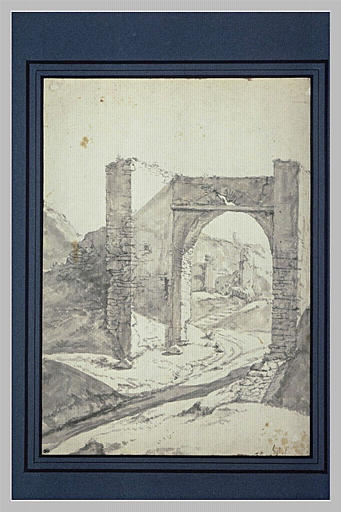 Vue d'une porte en ruines, cintrée en ogive, donnant passage à un sentier