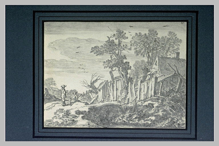 Ferme entourée d'une clôture devant laquelle sont arrêtés deux personnages