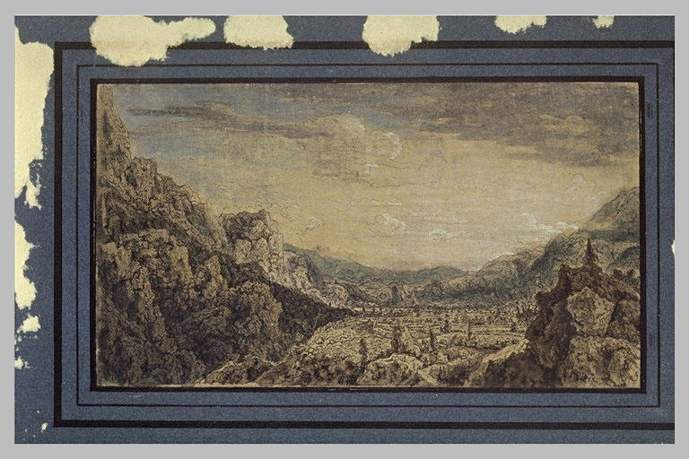 Une plaine encadrée de hautes montagnes boisées