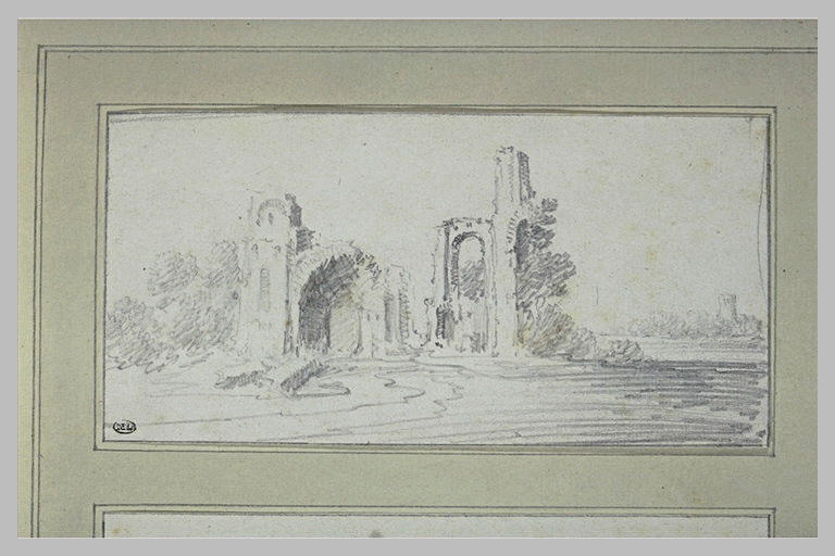 Arcades en ruines, parmi les arbres