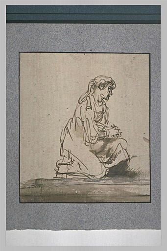 Femme agenouillée en haut d'une marche