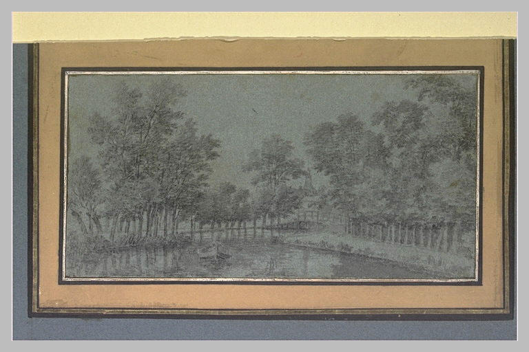 Rivière encadrée d'arbres et traversée par un pont de bois