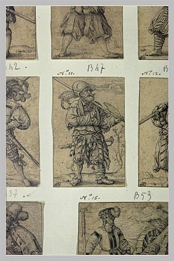 Un soldat, le bras en écharpe