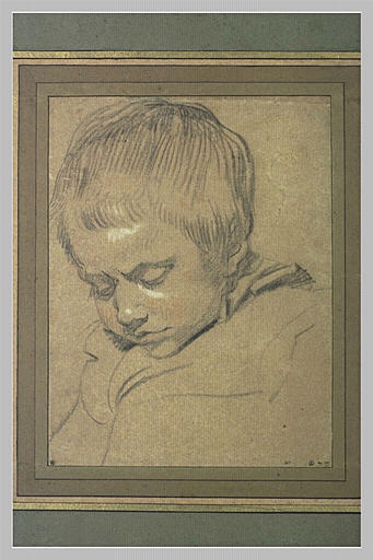 Tête de jeune garçon vue de trois quarts et penchée vers la gauche