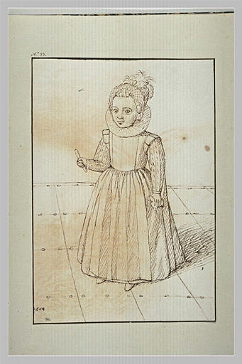 Petite fille tenant un jouet dans chaque main