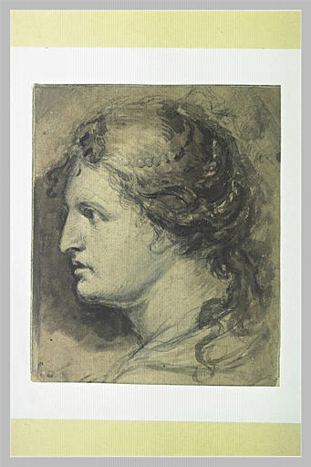 Tête de jeune femme au regard sevère