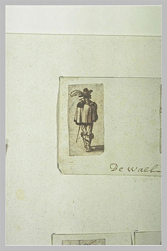 Homme portant cape et chapeau à plume