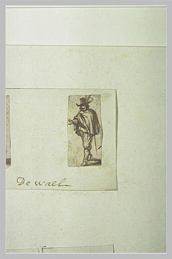 Homme en manteau court, bras droit tendu et chapeau à plume