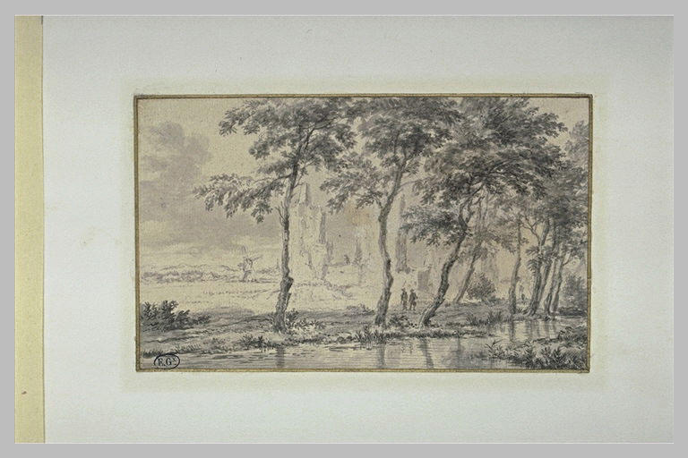 Ruisseau ombragé avec au loin d'imposants bâtiments