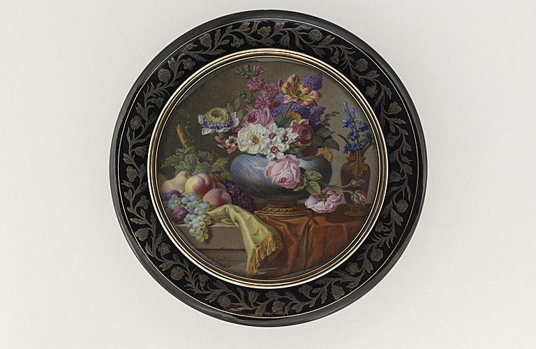 Vase bleu monté en bronze doré, garni de fleurs