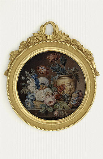 Corbeille de fleurs et vase sur une table de marbre