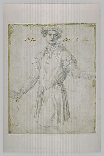 Jeune homme en costume et bonnet, debout, tourné de trois quarts