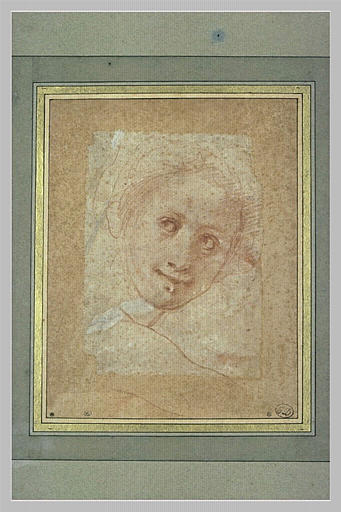 Tête de jeune femme souriant, de face, les yeux tournés vers la gauche