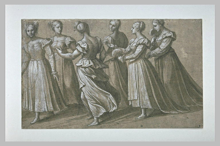 Six femmes marchant vers la gauche, deux tenant un éventail