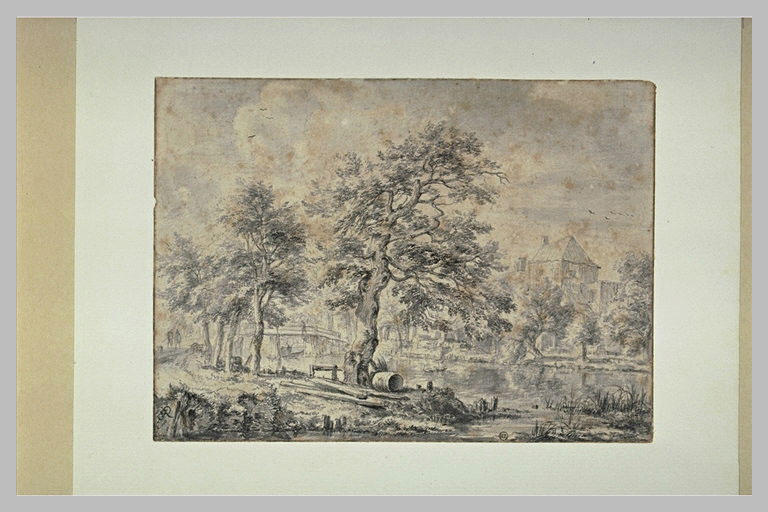 Un canal bordé d'arbres passant devant une grande demeure