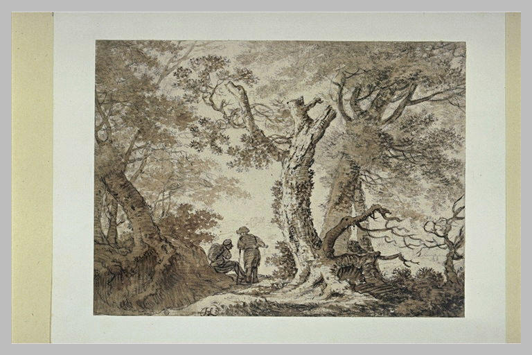 Deux hommes assis discutant, sur un chemin traversant une forêt