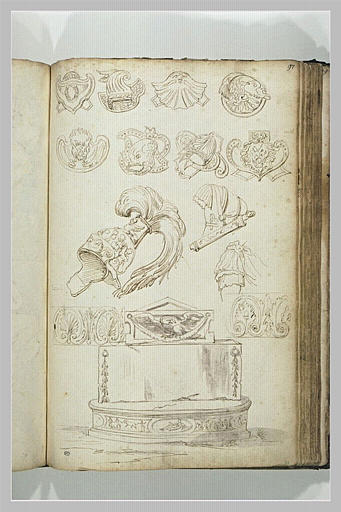 Ornements militaires : casques, cuirasse etc. ; en bas, autels antiques (?)