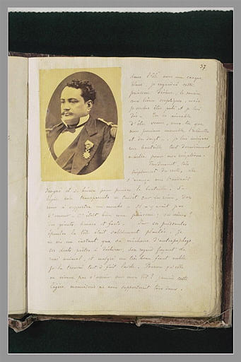 Texte manuscrit illustré par une photographie d'homme