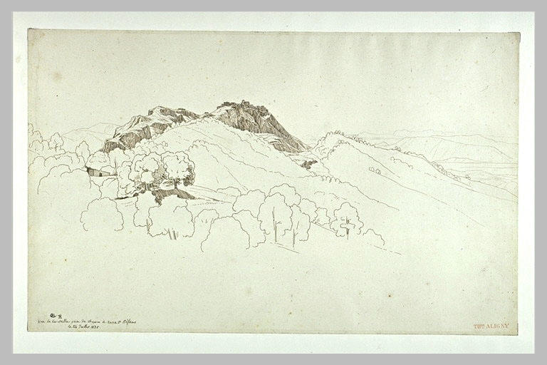 Vue d'une chaîne montagnes dont une est suplombée d'une ville