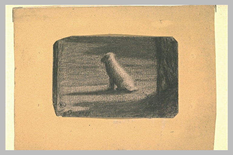 Chien assis, de dos, tourné vers la gauche, près d'un tronc d'arbre