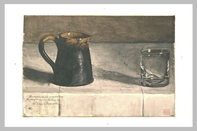 Nature morte : pichet en terre cuite et verre sur une table