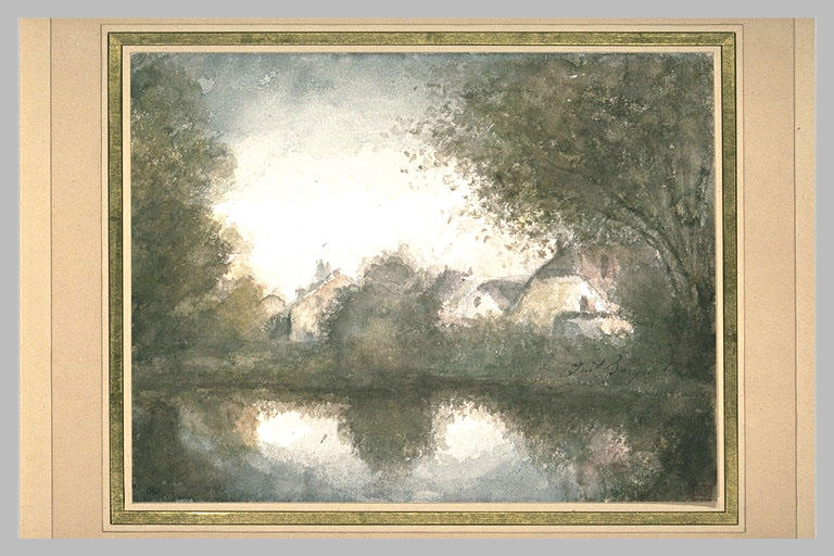 Rivière et rive avec maisons et arbres, dans un brouillard léger