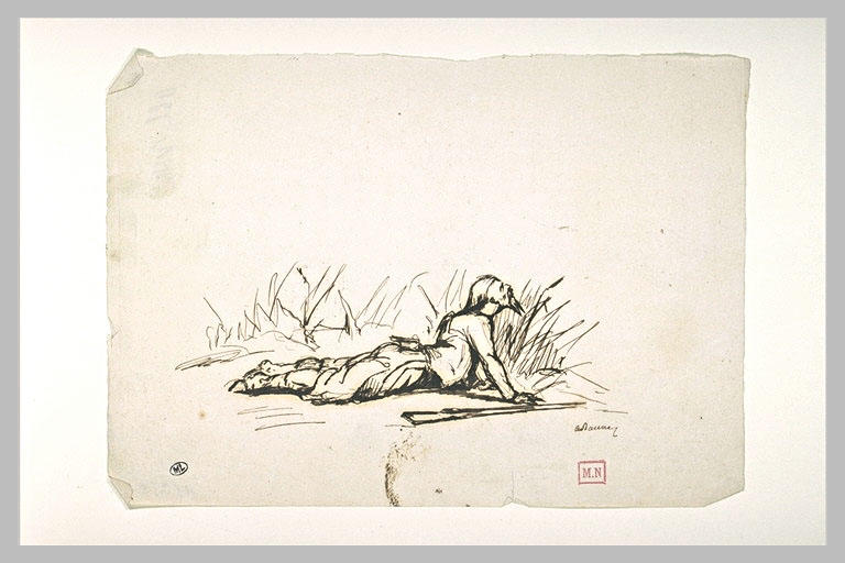 Zouave couché sur le ventre derrière des arbres et levant la tête