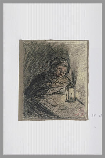 Femme, à mi-corps, derrière une table sur laquelle une lanterne est posée