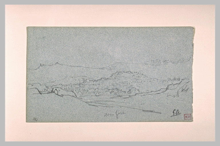 Ville étagée sur un monticule, entourée de montagnes
