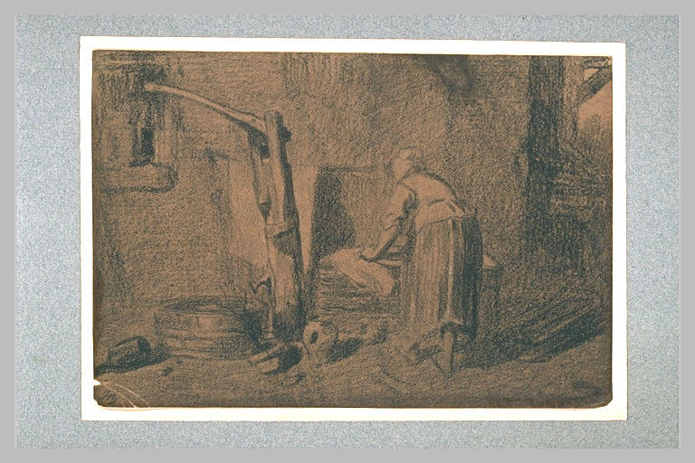 Femme dans un cellier, debout, préparant du linge sur un coffre
