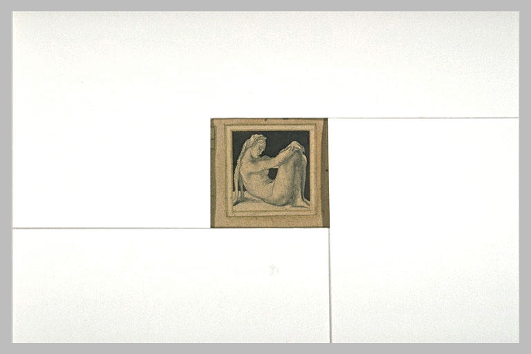 Femme, assise sur le sol, les genoux à hauteur de la tête