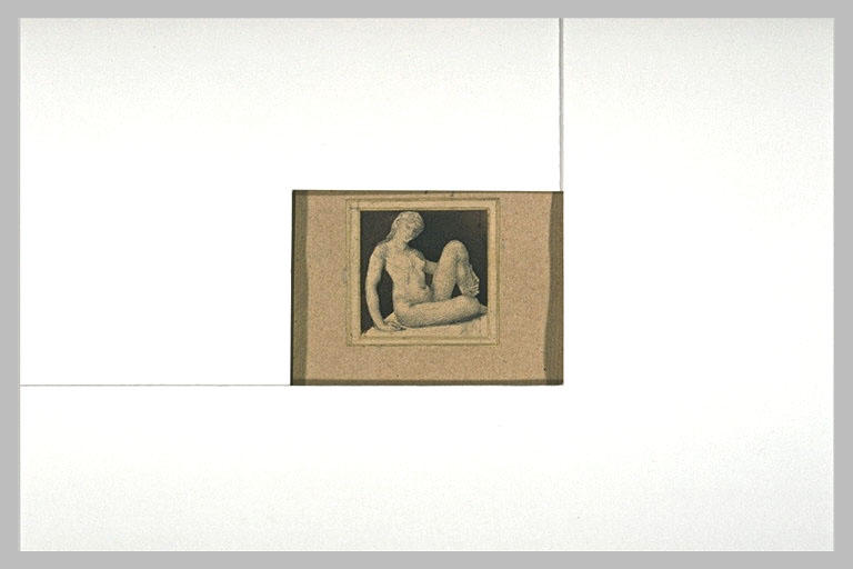 Femme nue, assise sur le sol