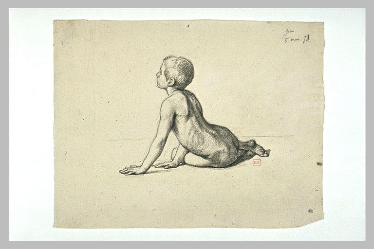 Enfant, assis par terre, vu de dos, les mains posées sur le sol