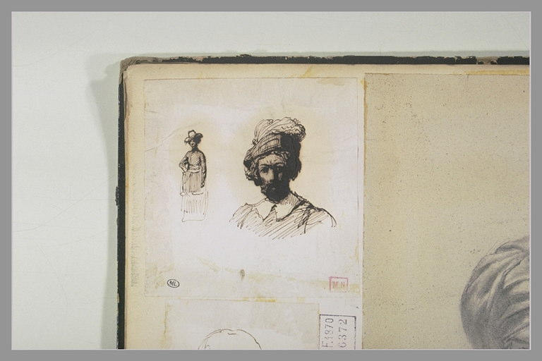 Homme coiffé d'un béret à plumes et femme debout