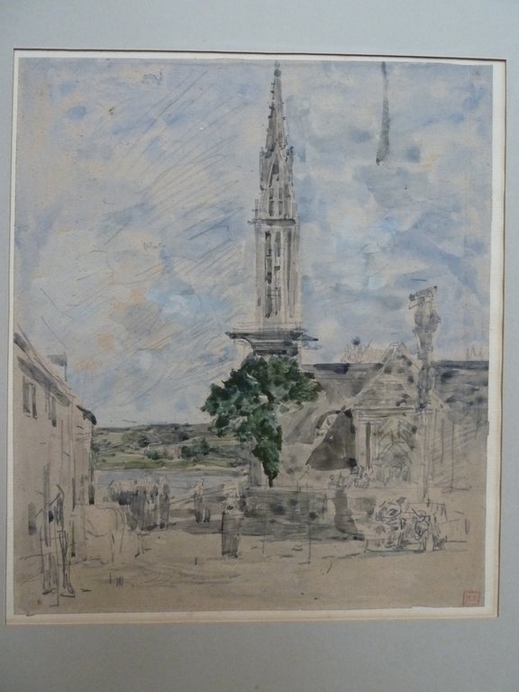 Place devant une église au clocher pointu