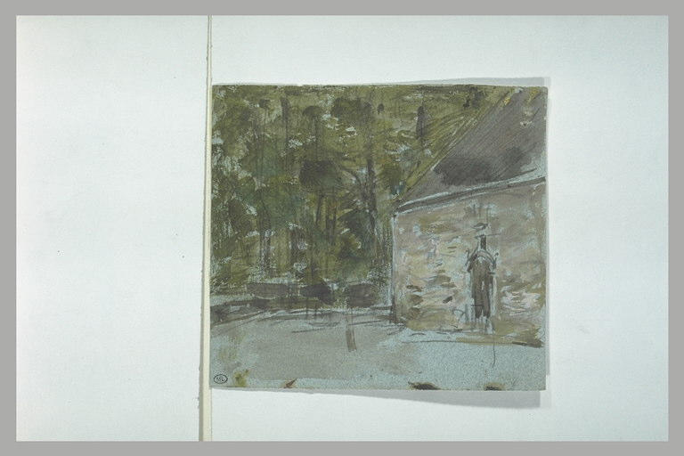 Route contournant une maison, près d'un bois