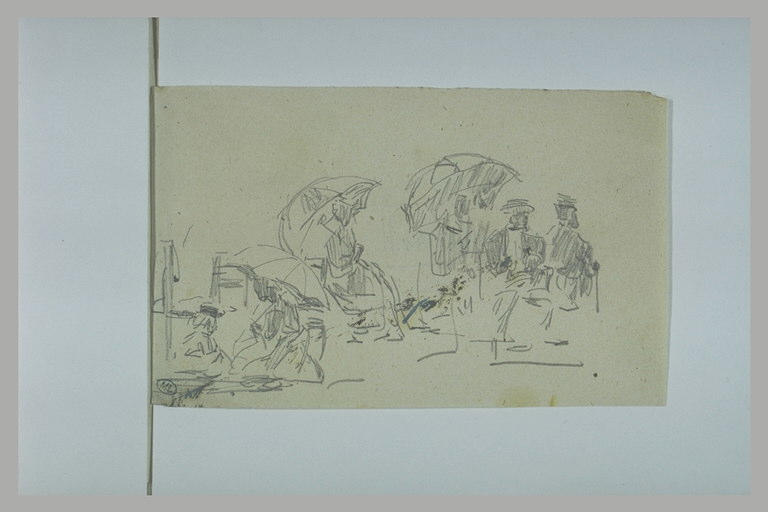 Dames assises, portant des ombrelles, sur une plage
