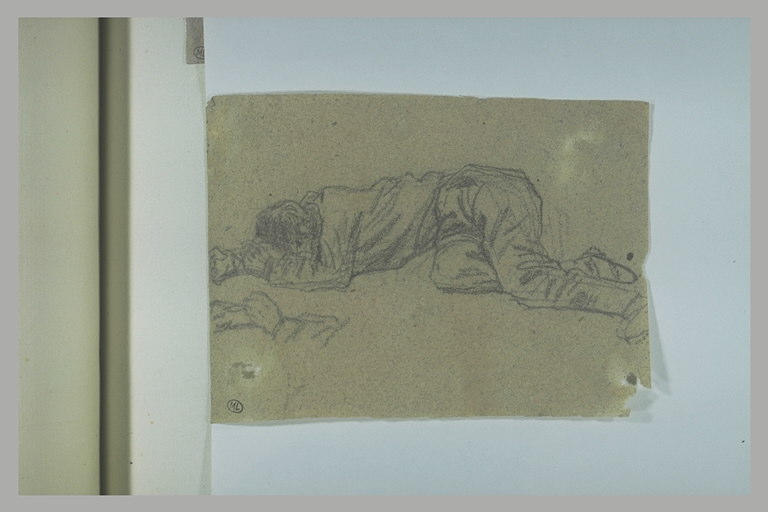 Homme étendu sur le sol