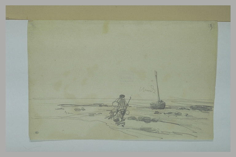 Grève à découvert avec une barque échouée