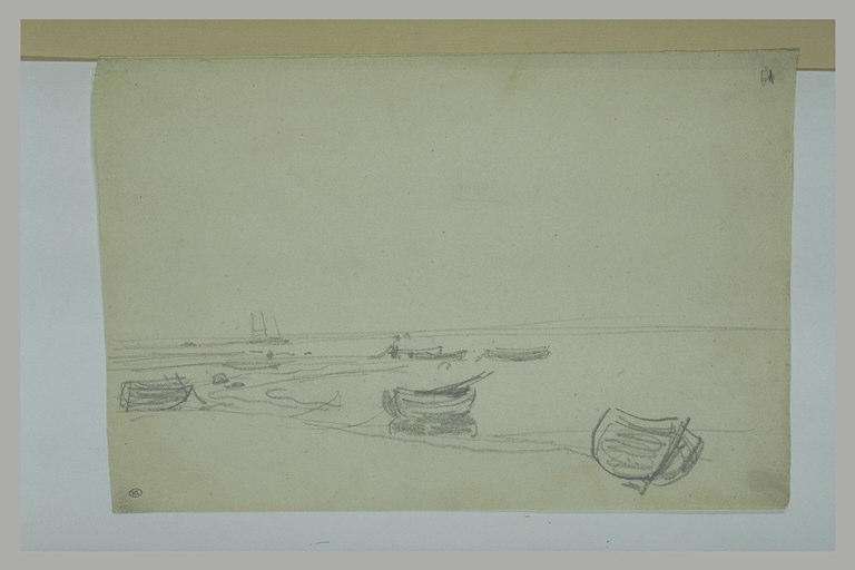 Grève à découvert ; canots échoués