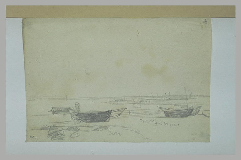 Grève découverte et canots échoués sur le sable