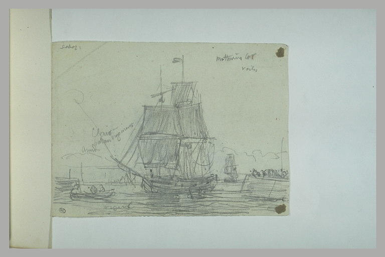 Chenal avec à droite, une jetée, près de laquelle s'engage un voilier