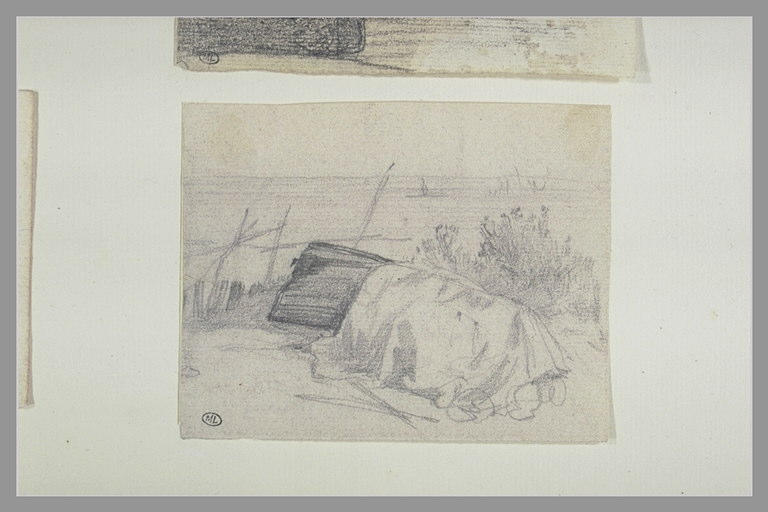 Barque renversée, en partie couverte d'une toile