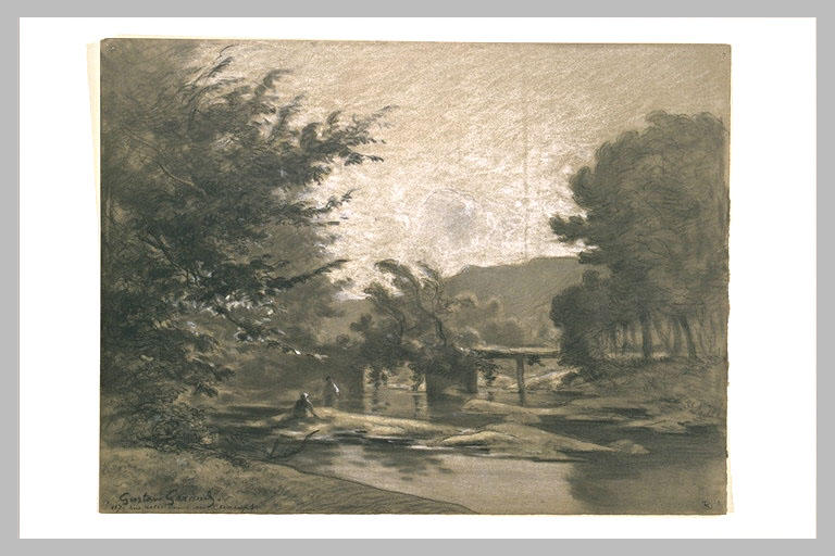 Rivière entre des arbres avec, sur un banc de sable, une femme, lisant
