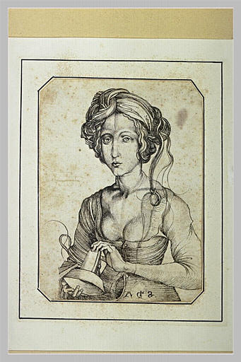 Femme, à mi-corps, vue de face, tenant un objet des deux mains