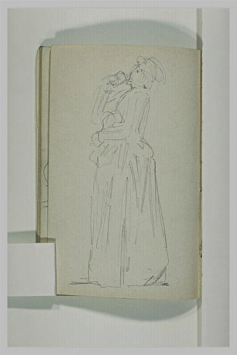 Femme debout, semblant boire