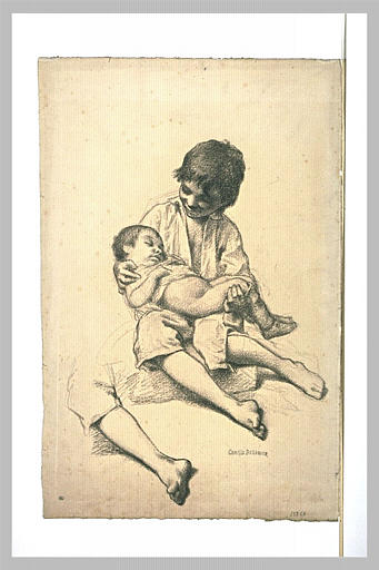 Jeune garçon assis sur le sol, de face tenant dans ses bras un enfant