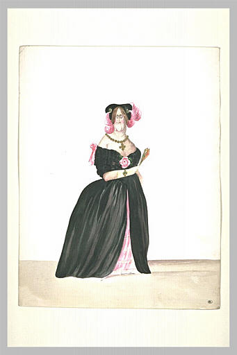 Coquette âgée empanachée, debout, vêtue d'une robe de soirée décolletée