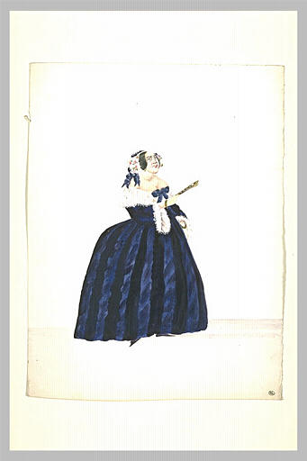 Coquette âgée, debout, vêtue d'une robe bleue à bandes noires